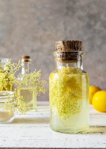 Água com infusão de sabugueiro ou xarope feito com flores frescas e limões