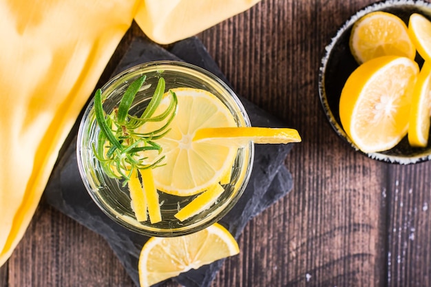 Água com limão e alecrim em copos na mesa Bebida de desintoxicação Vista superior Closeup