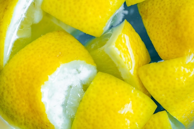 Água com rodela de limão Limão fresco na água