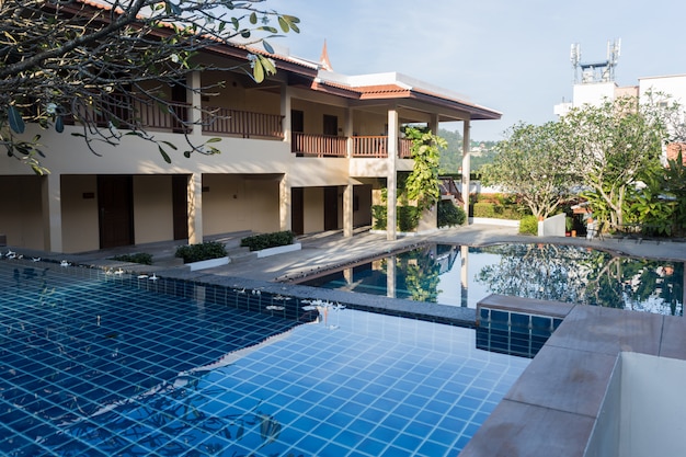 Água da piscina. verão.