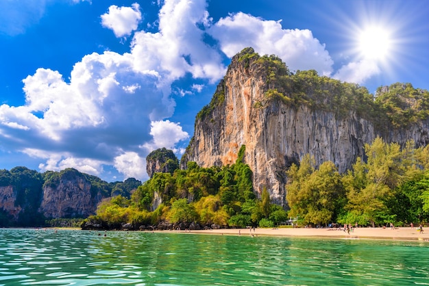 Água das rochas e praia de areia branca tropical Railay beach west A