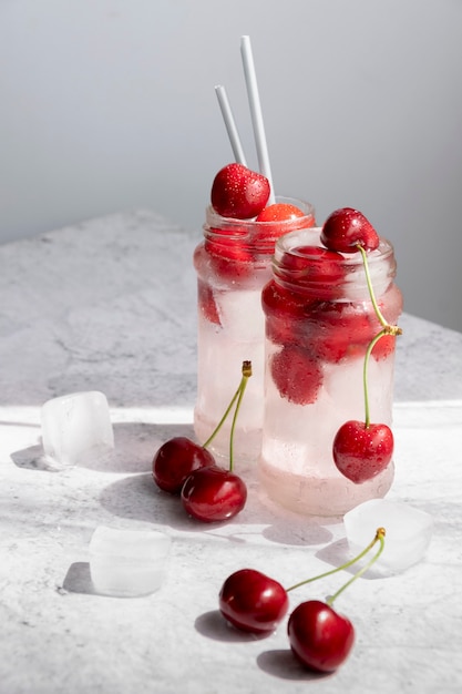 Água de cerejas em infusão. Bebida refrescante de verão