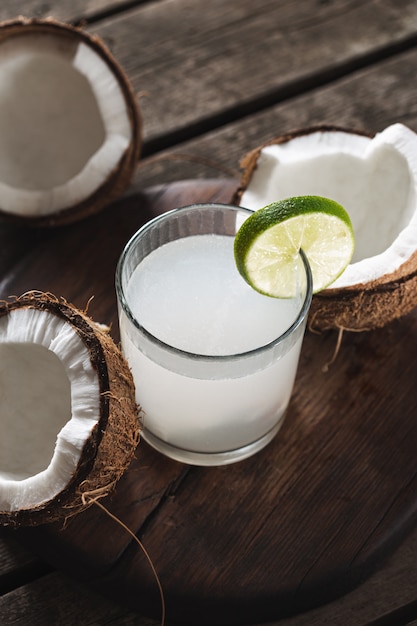 Água de coco em garrafas na mesa de madeira. Conceito de bebidas saudáveis