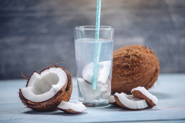 Água de coco na composição com coco aberto