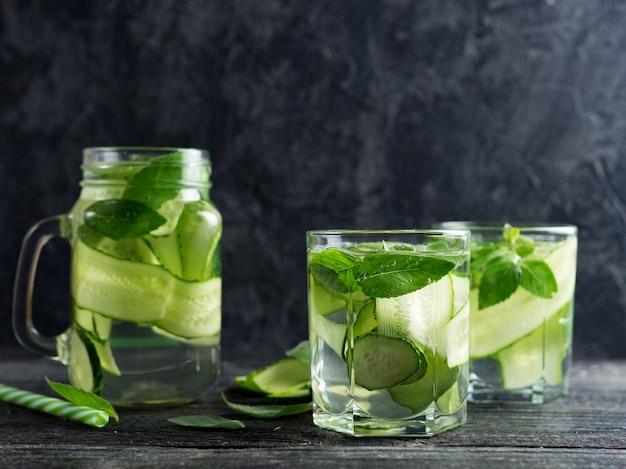 Água de desintoxicação de pepino com folhas de hortelã em vidro