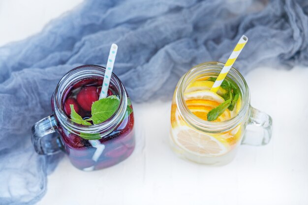 Água de fruta refrescante em um frasco de vidro. Verão e festa.