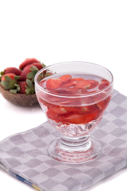Água de frutas frescas com infusão de morango. isolado sobre o branco