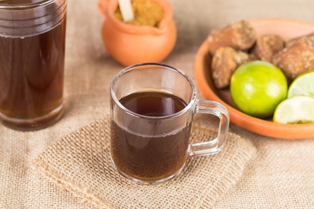 Água de panela e cubos ou doces de cana-de-açúcar e limão comida típica da Colômbia