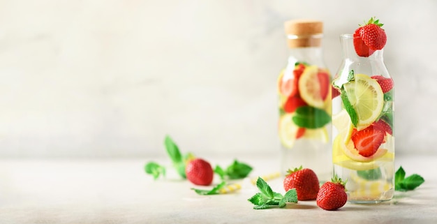 Água desintoxicante com limão menta em fundo cinza Limonada cítrica Banner Água com infusão de frutas de verão Copiar espaço