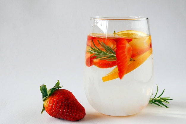Água detox infundida com morango laranja e alecrim