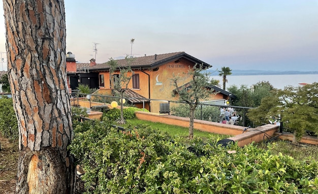 Água do Lago Garda na Itália cercada por montanhas no verão