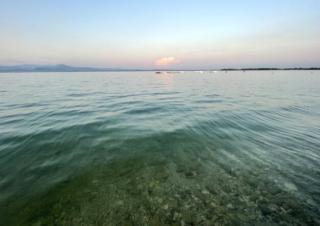 Água do Lago Garda na Itália cercada por montanhas