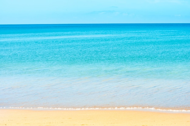 Água do mar azul e praia de areia