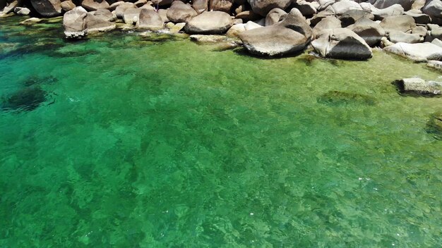 Água do mar calma perto de pedras