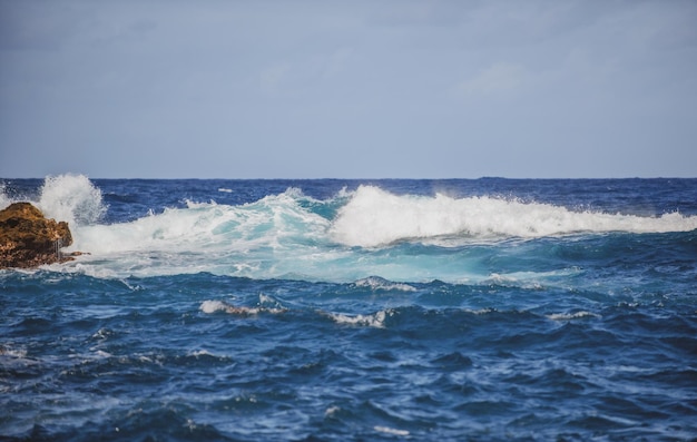 Água do mar em fundo de detalhes de água ondulada Padrão de ondas oceânicas