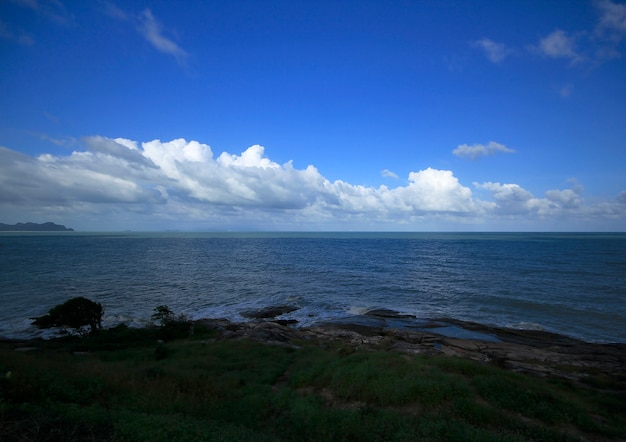 Água do mar, montanhas e céu azul