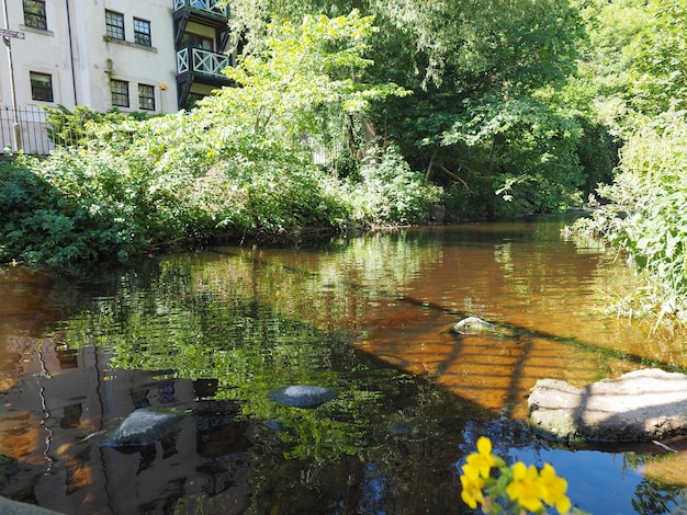 Água do rio Leith na vila de Dean em Edimburgo