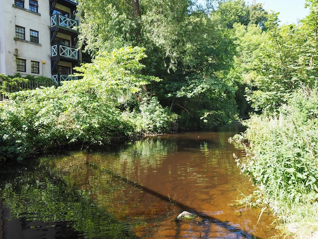 Água do rio Leith na vila Dean em Edimburgo