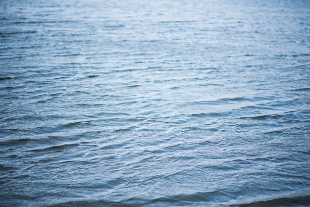 Água do rio rápida com ondas e padrão de ondulação