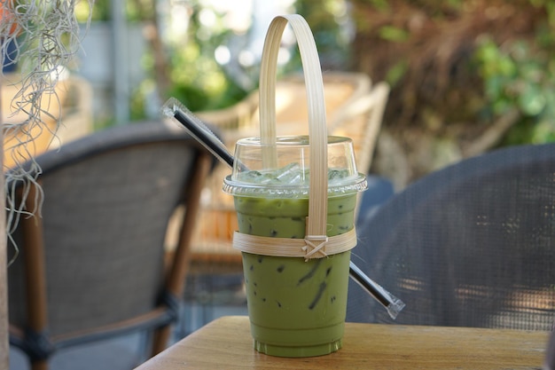 Água doce chá verde em um copo sobre a mesa Bebida para refrescar no trabalho