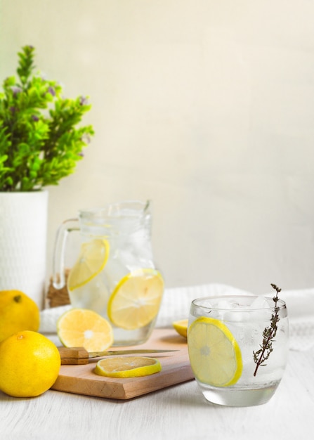 Água Doce Limonada Doce; faca, madeira e algumas plantas