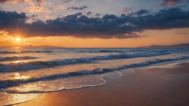 Água e areia na praia no pôr-do-sol