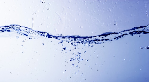 Água e bolhas na superfície da água azul
