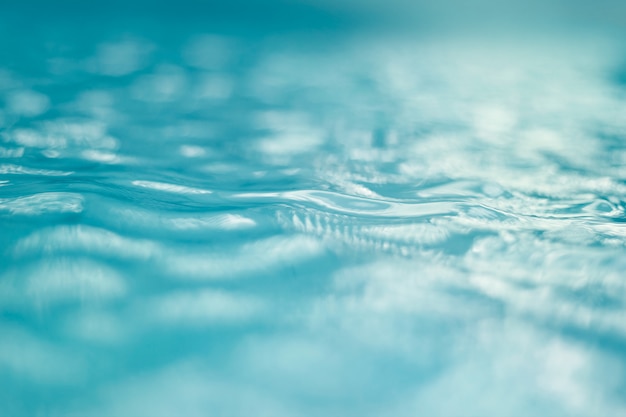 Água e luz na piscina para o fundo