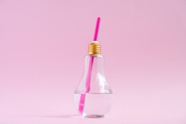 Água em forma de lâmpada de vidro em rosa