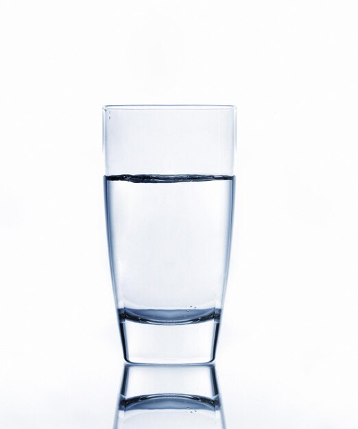 Água em vidro isolado