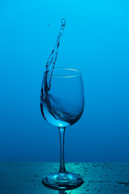 Água espirrando de uma taça de vinho.