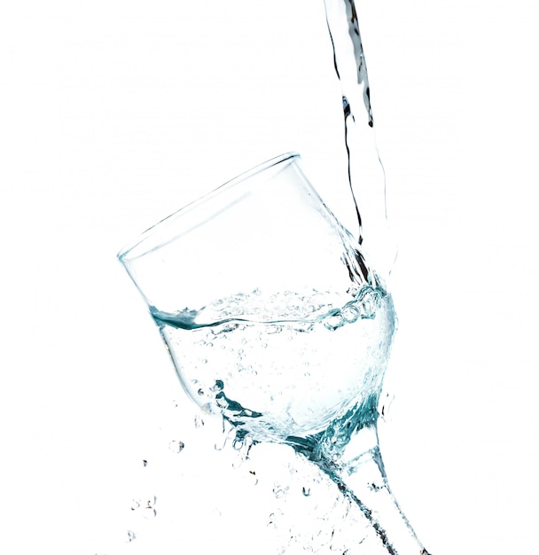 Água espirrando em um copo