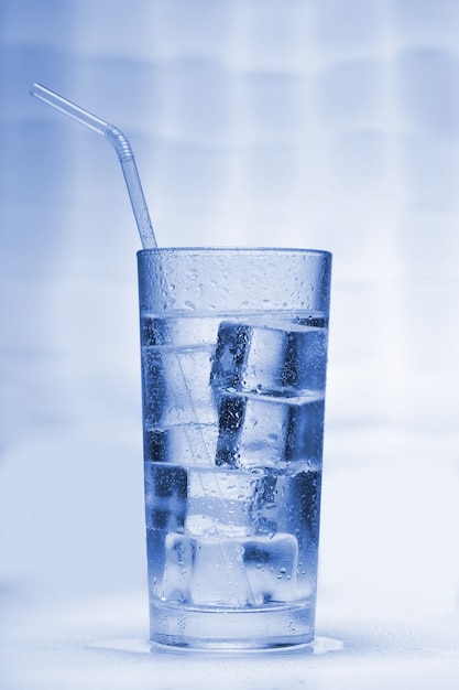 Água limpa com gelo em um copo