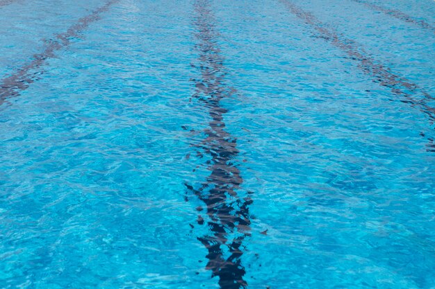 Água limpa em uma piscina azul