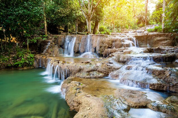 Água macia do córrego no parque natural Bela cachoeira na floresta tropical Maekampong Waterfall Tailândia