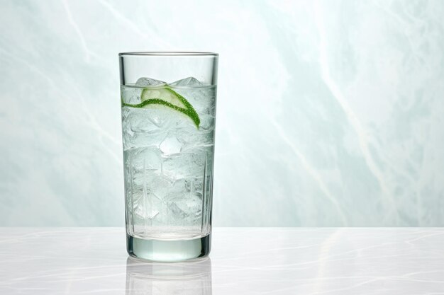 Água mineral com gás em copo transparente