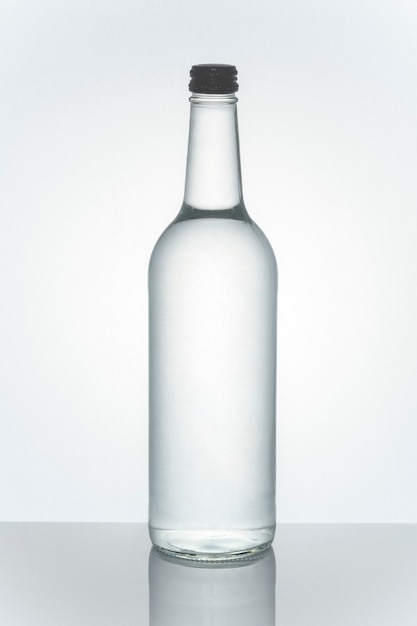 Água mineral em uma maquete de garrafa de vidro transparente
