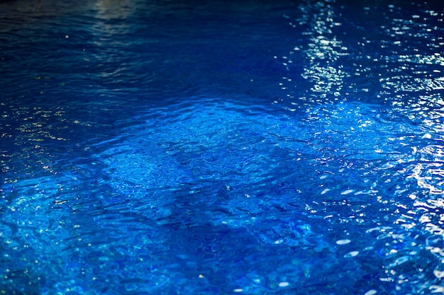 Água na piscina refletindo a luz do dia