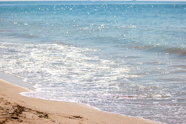 Água na praia à beira-mar na ilha diurna no mar mediterrâneo lugar perfeito para relaxar