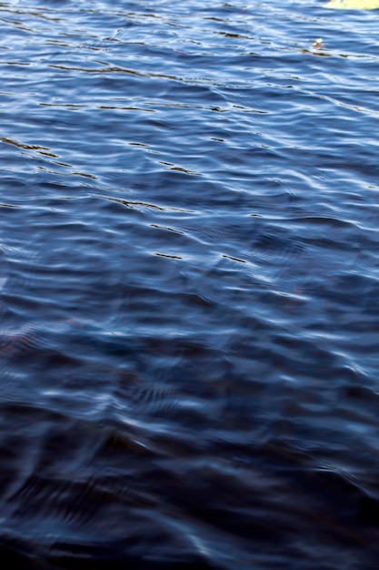 Água no lago em tempo ventoso calmo