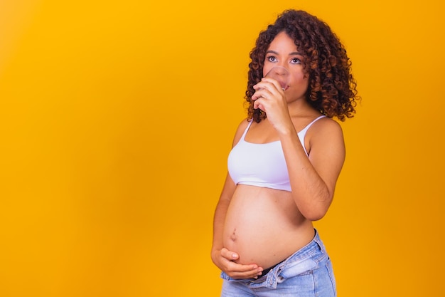 Água potável de mulher grávida. Cuidados com a gravidez. Mulher grávida se hidratando bebendo água