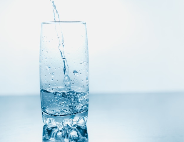 Água potável derramada em um copo