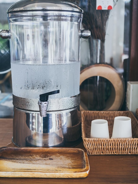 Água potável fria no refrigerador no café