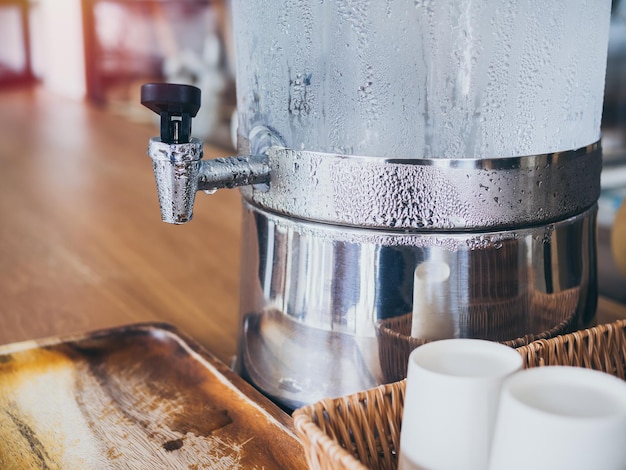 Água potável fria no refrigerador no café