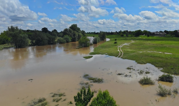 Água que flui na hidrovia do campo agrícola no campo inundou os danos após fortes chuvas