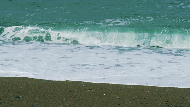 Água quente do mar praia vazia ondas batendo na costa ondas do mar surf na praia ainda