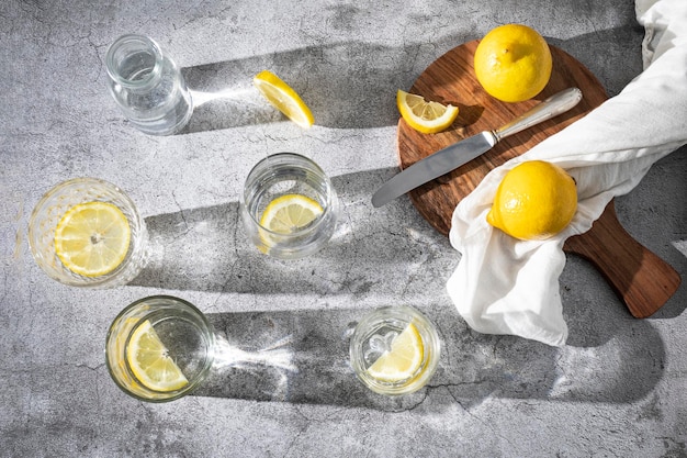 Água refrescante com limão Copos com água e rodelas de limão Bebida detox