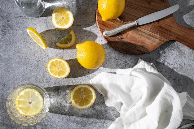 Água refrescante com limão Copos com água e rodelas de limão Bebida detox