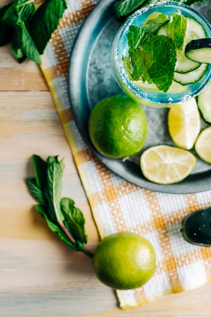 Água refrescante com pepino, limão e boa erva. Limonada refrescante de pepino, bebida saudável e desintoxicação. Copyspace