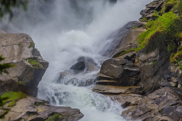 Água selvagem na cachoeira